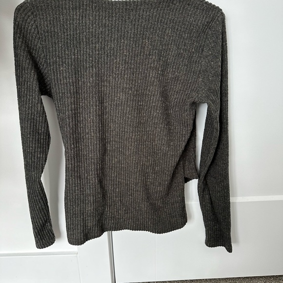 Women’s low cut long sleeve - size medium - Picture 2 of 4